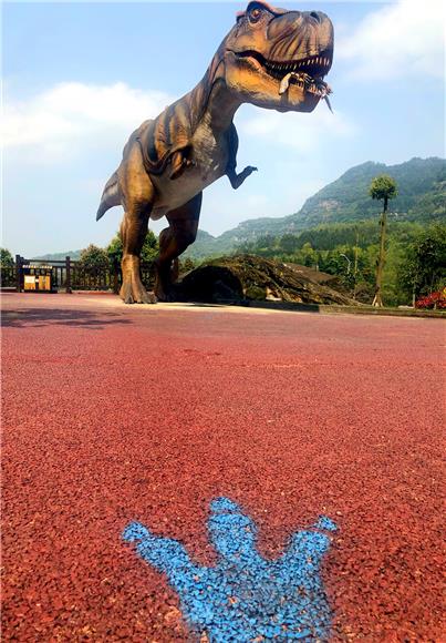 游客中心旁的恐龙雕塑。通讯员 孙治波 摄