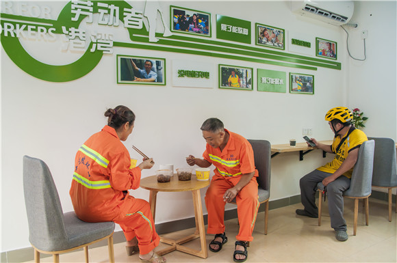 环卫工人和外卖小哥正在新建成的大件厂公厕劳动者港湾休息 九龙坡城市管理局供图 华龙网发