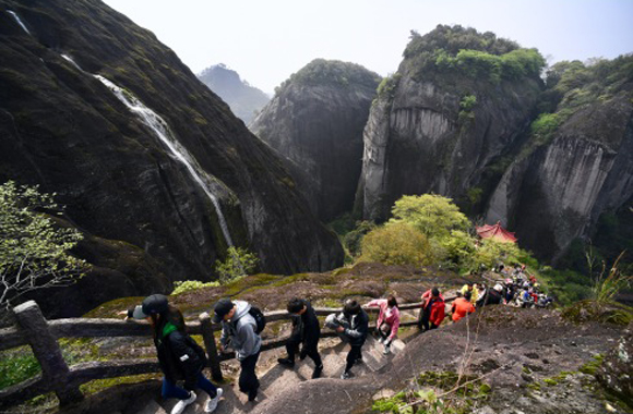 3月22日，游客在武夷山国家公园天游峰景区登山赏景。新华社记者-姜克红-摄