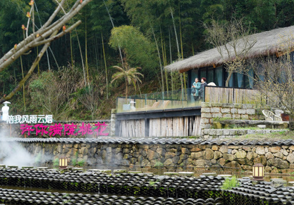游客在江西省南昌市湾里管理局九龙溪田园综合体的民宿村休闲观光。新华社记者 万象 摄