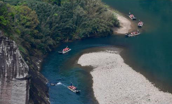 3月22日，游客在武夷山国家公园九曲溪乘竹筏游览。新华社记者-姜克红-摄1