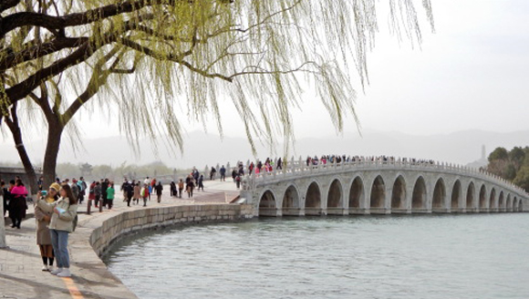 3月22日，游人在颐和园游览。新华社记者-李欣-摄