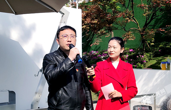 花石社区党员张沁分享王朴母子的故事为他带来的精神力量。 华龙网-新重庆客户端记者 闫仪 摄