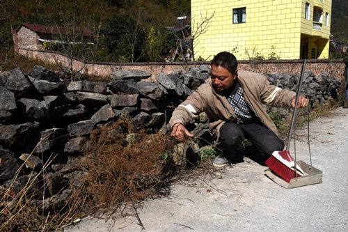 五斗村村民积极参与环境卫生整治。特约通讯员　隆太良　摄