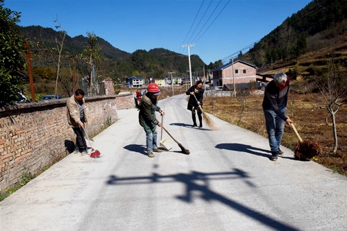 五斗村保洁员、志愿者在打扫环境卫生。特约通讯员　隆太良　摄