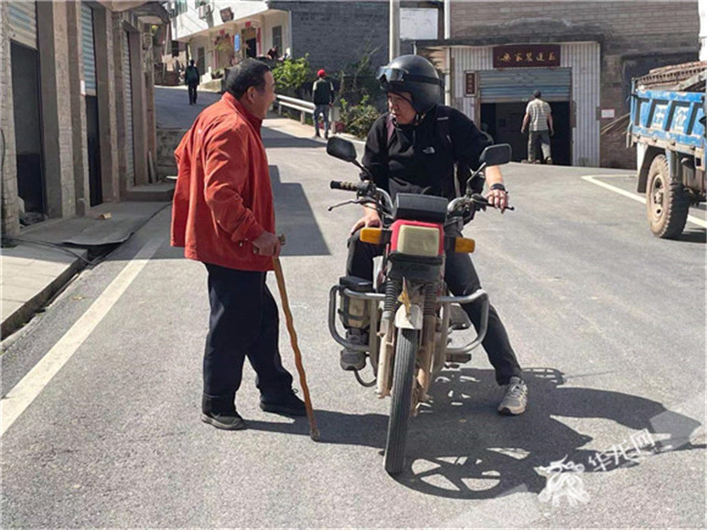 12王涛骑着二手小摩托走家串户，与村民拉家常。华龙网-新重庆客户端记者 姜力菘摄