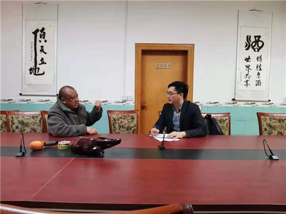 观峰村党员，林鑫酒庄老板谭传林接受记者采访。通讯员 龚明 摄