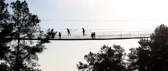 高空悬索桥。五华山旅游区供图 华龙网发