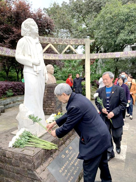 全体党员依次在红岩革命烈士江竹筠塑像前敬献鲜花。通讯员 邓涵文 摄