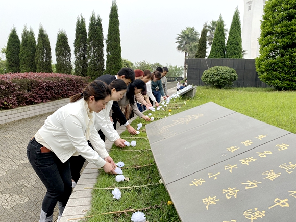 6.沐仙湖社区在江津烈士陵园给烈士们敬献亲手制作的纸花。仙桃街道办事处供图 华龙网发