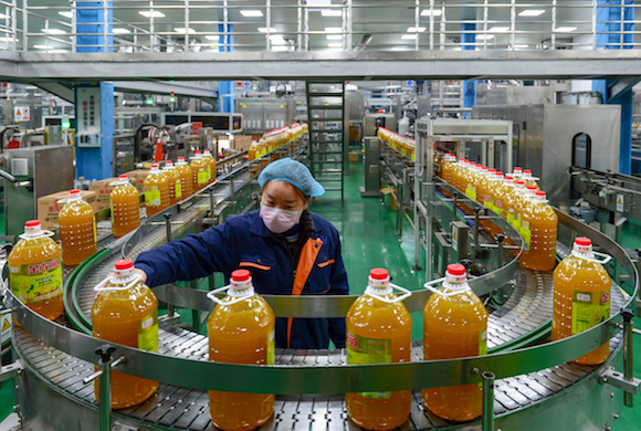 益海嘉里（重庆）粮油有限公司食用油脂数字化包装车间。 通讯员 万难 摄