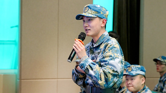 学生向民警提出疑问。江北警方供图 华龙网-新重庆客户端发