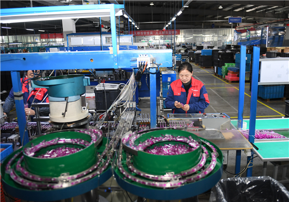 3月4日，贝发集团员工在生产车间生产笔类产品。新华社记者 翁忻旸 摄