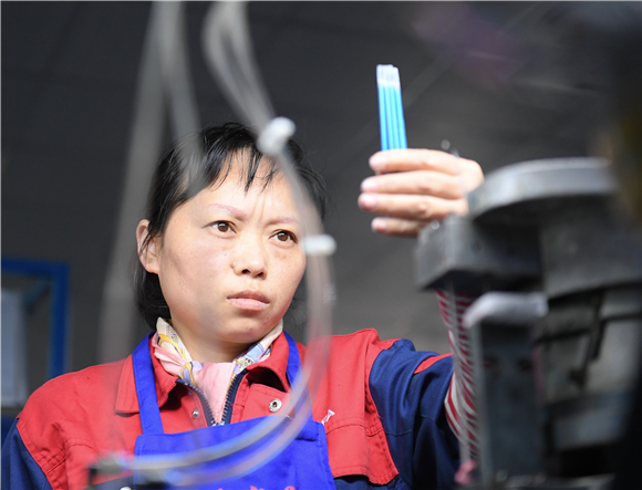 3月4日，贝发集团员工在生产车间生产笔类产品。新华社记者 翁忻旸 摄1