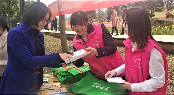 巾帼志愿者向往来游客讲解生活垃圾分类知识，倡导绿色生活 。沙坪坝区妇联供图 华龙网发