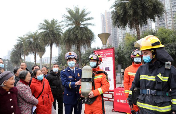 消防员向市民讲解氧气罐的作用。陈仕川 摄