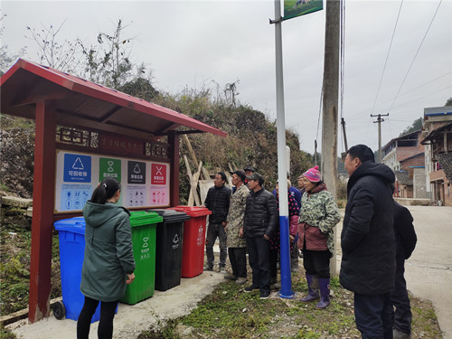 临溪镇各村组织村民学习垃圾分类知识。通讯员 谭睿 摄