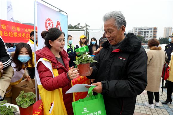 鲜花赠市民。特约通讯员 谭显全 摄