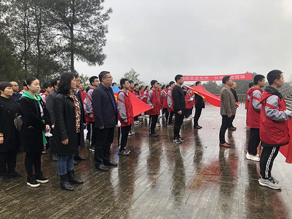 秀山社会各界组织开展缅怀革命烈士活动  杨帆 摄