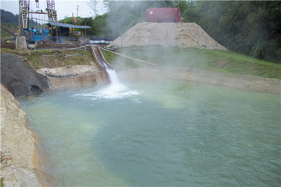 万顺温泉放水试验，水温53℃。长寿区旅游发展中心供图 华龙网发