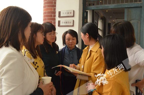7教师们与冯丽（左4）交流 吴倩摄