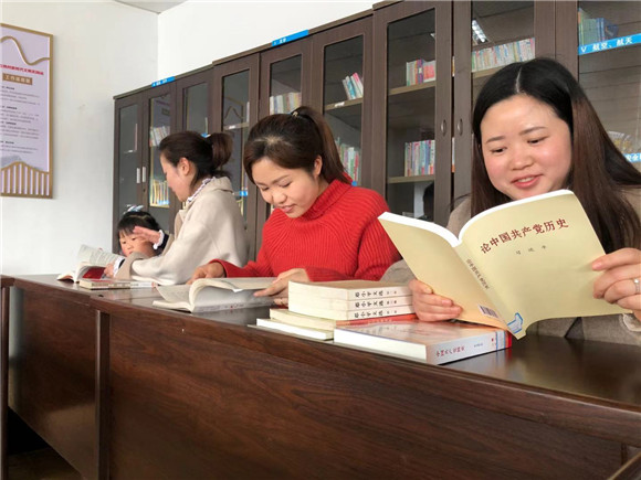中梁镇石院村农家书屋，居民正在阅读党史书籍。（张浩 摄）