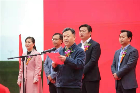 2九龙坡区副区长赵文明表示祝贺 九龙坡区教委供图 华龙网发