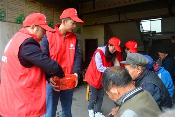 志愿者们为老人们送去草莓。通讯员 王云肖 摄