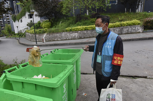 志愿者对厨余垃圾垃圾进行第二次分拣。特约通讯员 隆太良 摄