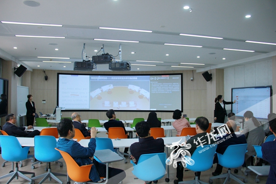 讲解员向来访者演示演示3D投影曲面智能屏 罗东 摄