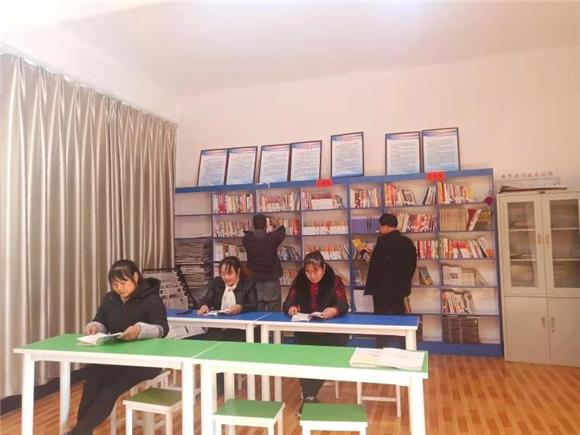村民在兴隆镇回龙村农家书屋学习。通讯员 陈小立 供图
