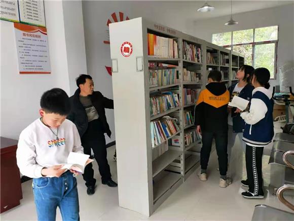 同学们放学在兴隆镇荆竹农家书屋看书。通讯员 何东洋 供图