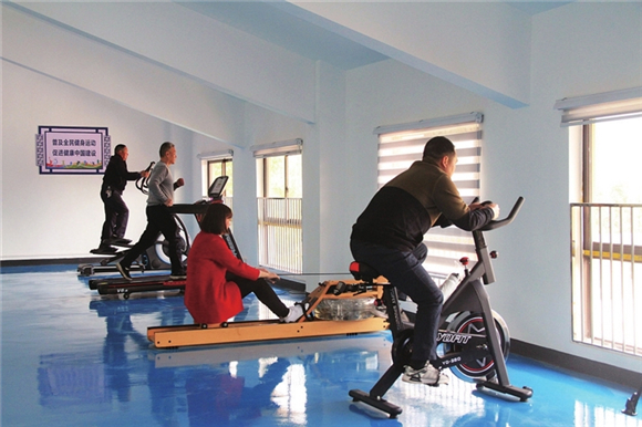 村民在室内健身房锻炼身体。通讯员 江晓芸 摄