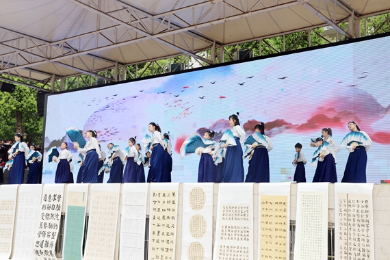 亲子舞蹈 学校供图 华龙网发