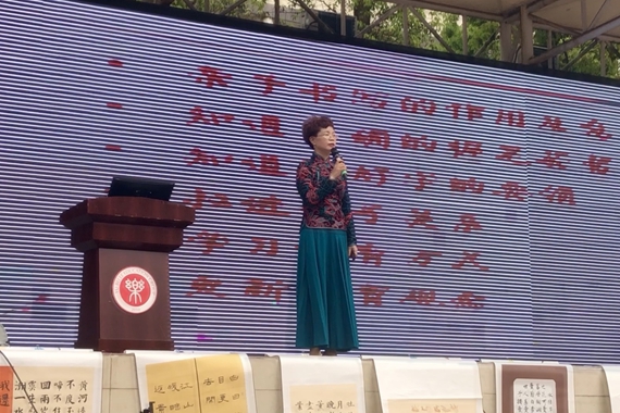 校长陈中梅作家长讲座 学校供图 华龙网发 校长陈中梅作家长讲座 学校供图 华龙网发