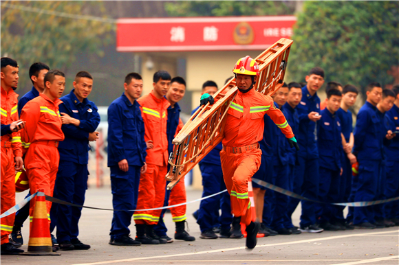 60米肩梯登楼 江津区消防救援支队供图 华龙网发