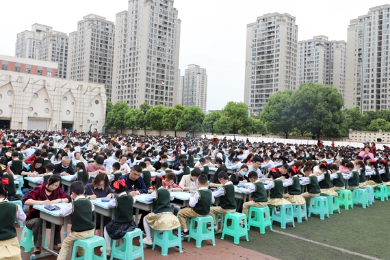 亲子书法课现场 学校供图 华龙网发
