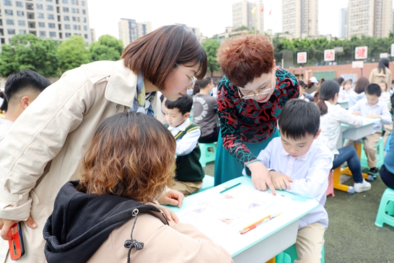 校长陈中梅指导亲子书法课 学校供图 华龙网发