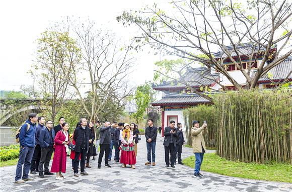 采风团在尹子祠文化公园了解南川的文化底蕴。通讯员 任前蔚 摄