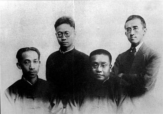 四川共产主义运动先驱吴玉章（左一）、杨闇公（右一）、童庸生（左二）。