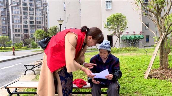 志愿者为居民讲解相关知识。通讯员 薛胜智 摄