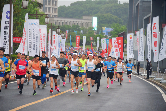 3长寿湖半程马拉松吸引6000余名选手参赛。组委会供图 华龙网发