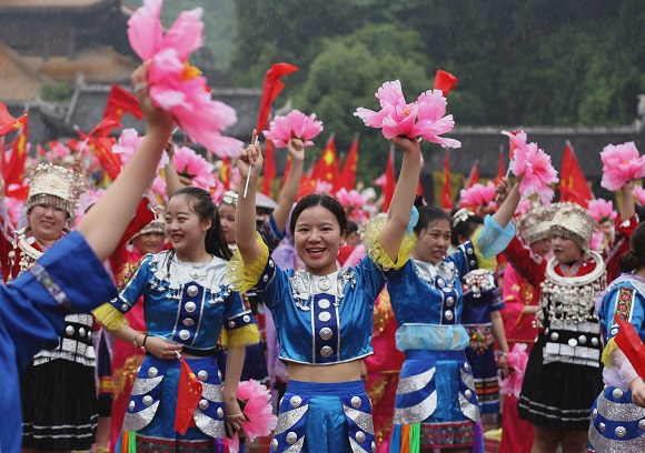 3-踩花山节当天，彭水的苗家儿女都会穿上民族服装共同庆祝这一节日。彭水县委宣传部供图 华龙网发