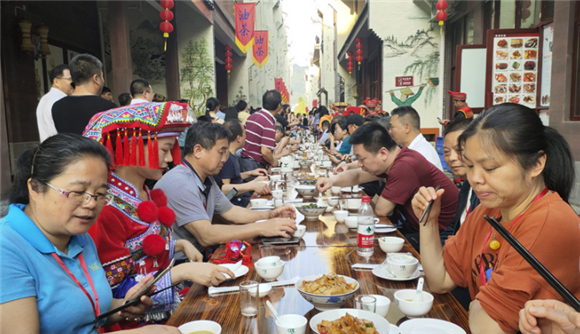2长桌宴。广西新闻网记者 樊成甫 摄