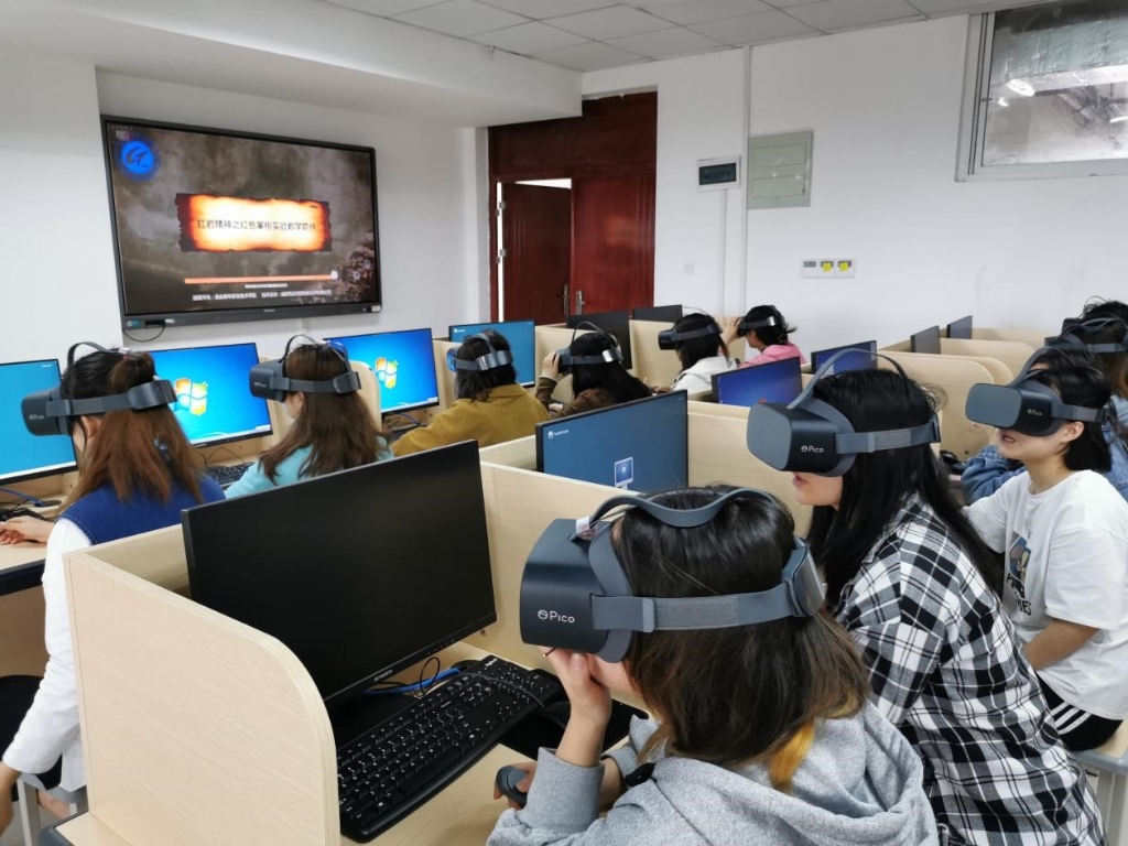 同学戴VR眼镜体验 学校供图 华龙网发
