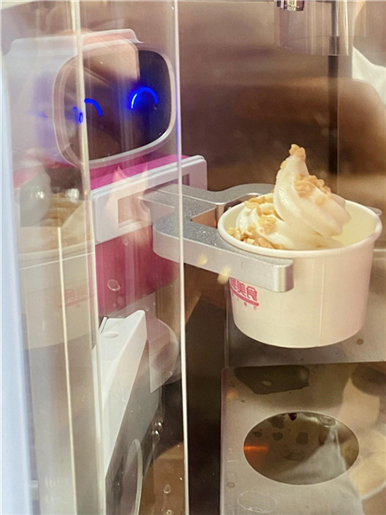追求极致的冰淇淋机器人。景区供图 华龙网发