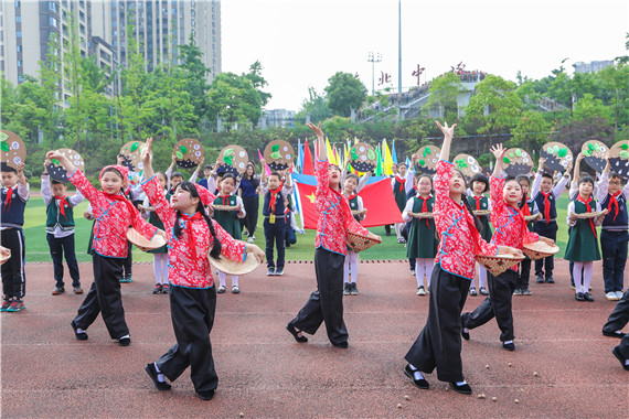 两江小学学子为传统文化“代言”。 学校供图 华龙网发