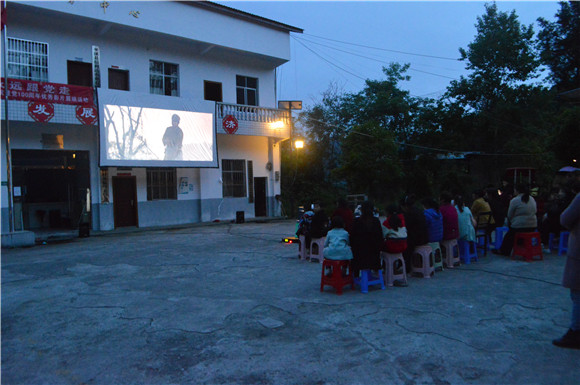 塘坊镇供图 华龙网发4月27日,夜幕降临,在塘坊社区绿芯苑广场上,吃过