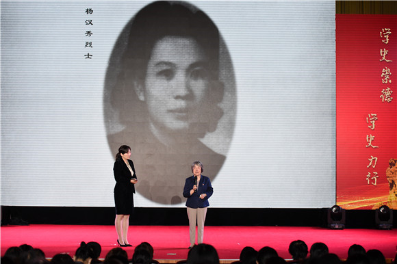 李继业回忆母亲杨汉秀的革命故事。通讯员 李攀 摄