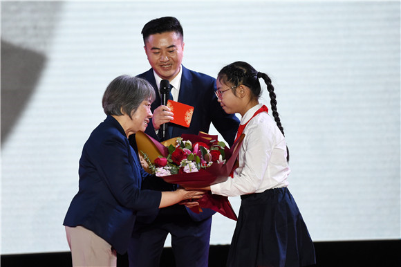 学生代表向杨汉秀烈士的女儿李继业女士鲜花。通讯员 李攀 摄